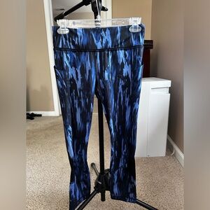 Lulemon cropped blue/black leggings (Size4)